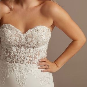 Brand new Lace/sheath wedding dress